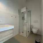 Ruhige Mit Guter Bahnanbindung Und Kuechennutzung