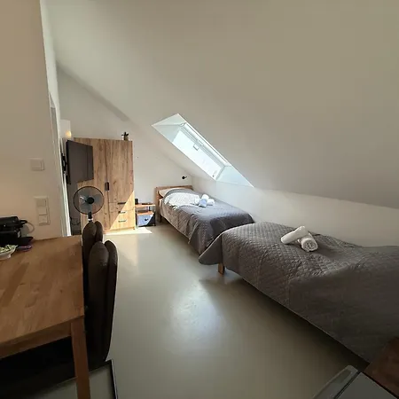 Ruhige Mit Guter Bahnanbindung Und Kuechennutzung Apartman