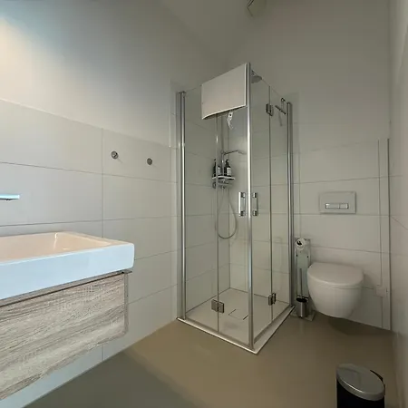 Ruhige Mit Guter Bahnanbindung Und Kuechennutzung